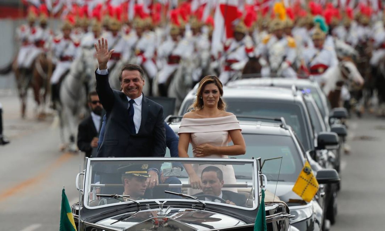 Enquanto Bolsonaro se emocionava no desfile em carro aberto, muita gente prestava atenção também à primeira-dama Foto: Pablo Jacob / Agência O Globo