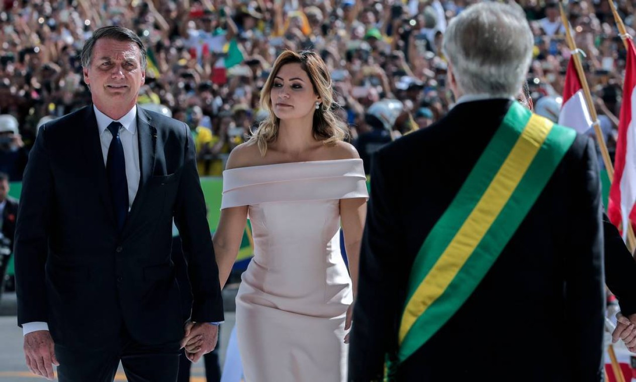 Michelle ficou ao lado de Bolsonaro em todos os momentos da cerimônia de posse Foto: SERGIO LIMA / AFP