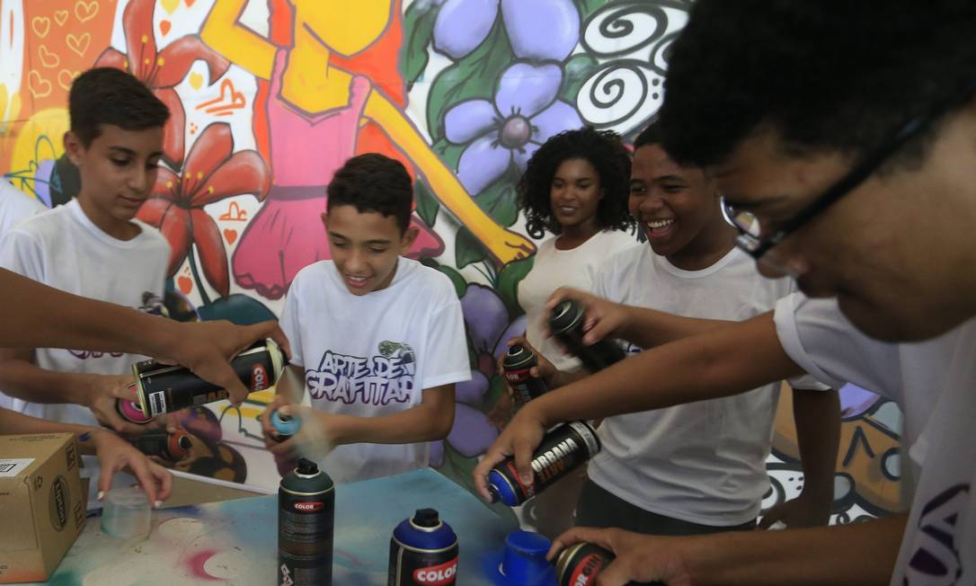 Alunos da oficina de grafite da Maré durante uma atividade Foto: Agência O Globo / Roberto Moreyra