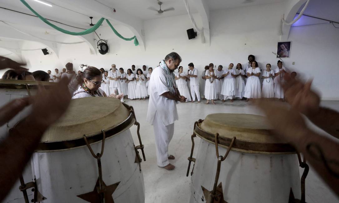 Presidente do Movimento Umbanda do Amanhã, Marco Antônio Pinho Xavier (no centro) já registrou mais de 30 boletins de ocorrência relacionados a intolerância religiosa Foto: Custódio Coimbra / Agência O Globo