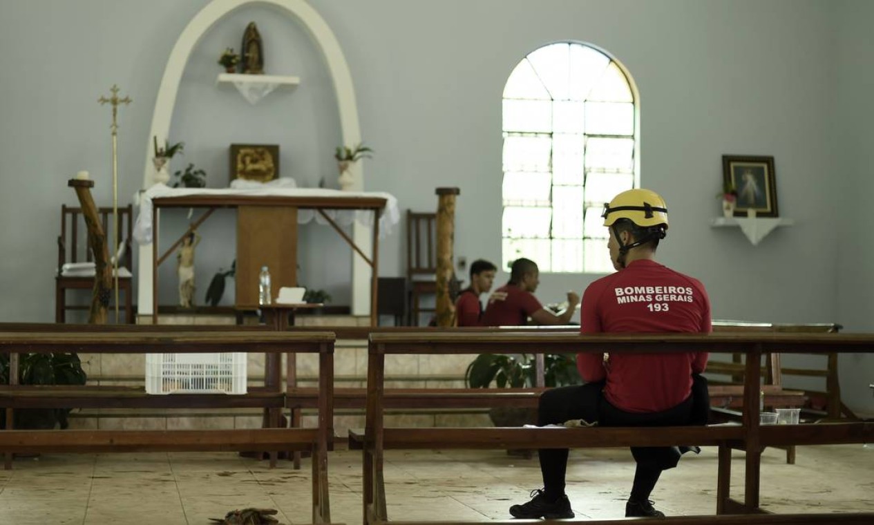 Bombeiros em Centro de Comando montado em uma igreja em Córrego do Feijão, Brumadinho (MG) Foto: Douglas Magno / AFP