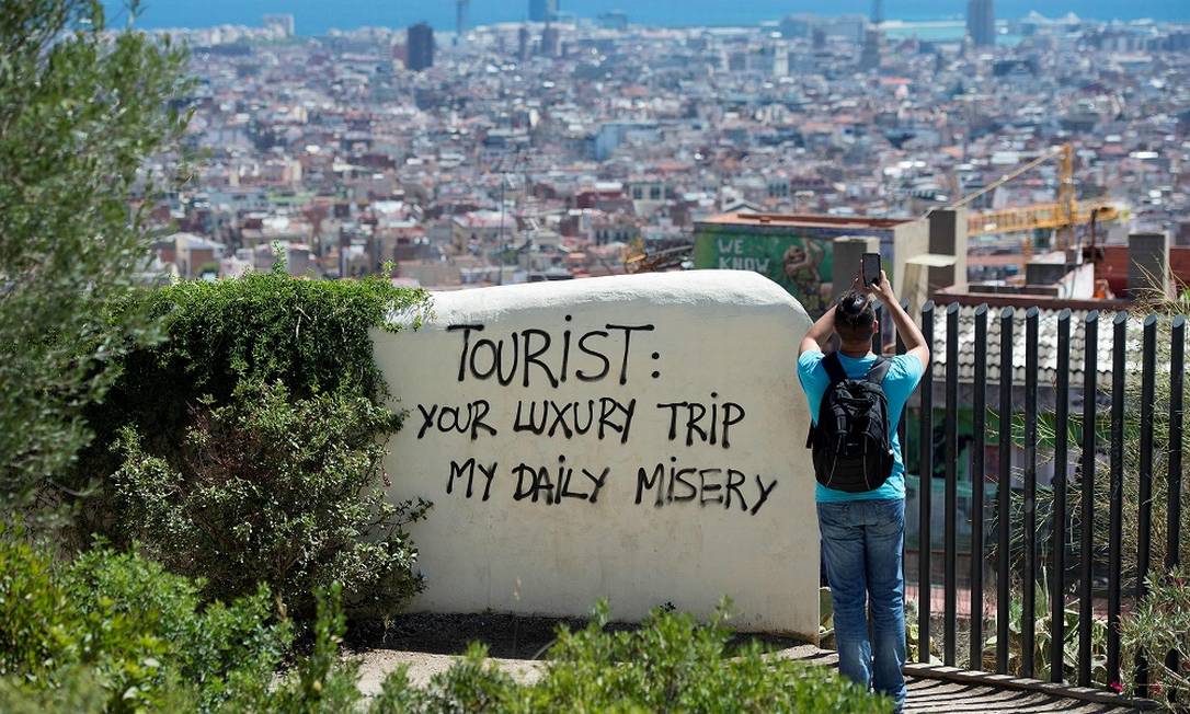 Protesto contra turistas no Park Guell, em Barcelona Foto: JOSEP LAGO / AFP