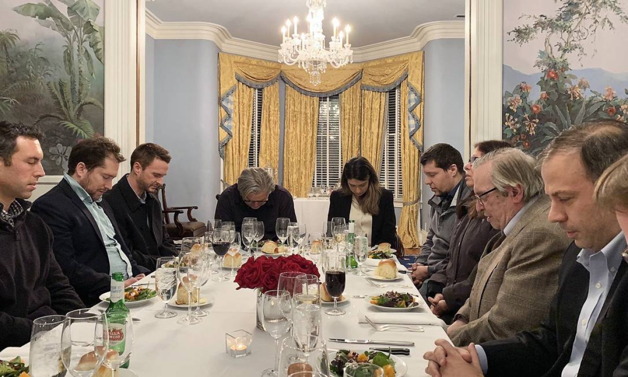 Na casa de Steve Bannon, ex-estrategista da Casa Branca, Olavo de Carvalho comanda prece antes do jantar Foto: Josias Teófilo / TWITTER