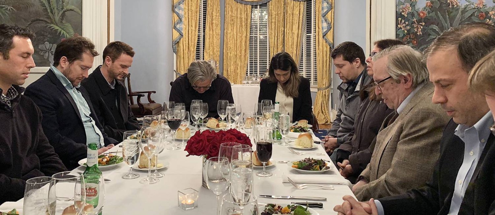 Na casa de Steve Bannon, ex-estrategista da Casa Branca, Olavo de Carvalho comandou a prece antes do jantar Foto: Josias Teófilo / TWITTER