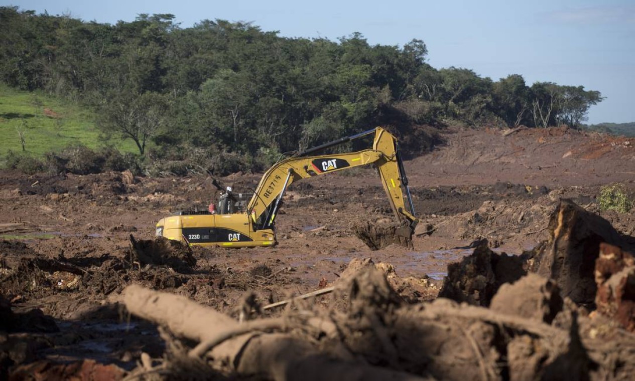 Após dias de muita instabilidade na lama, que impedia a utilização de máquinas na busca por sobreviventes e vítimas e exigiam grande esforço por parte das equipes, escavadeiras foram vistas trabalhando na região onde o micro-ônibus estava soterrado Foto: Márcia Foletto / Agência O Globo