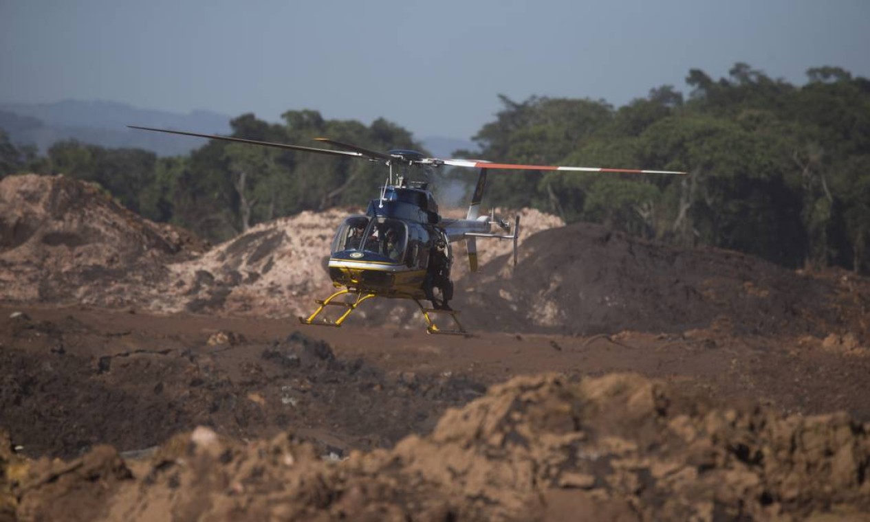 Helicópteros são utilizados a todo o momento no resgate de corpos, uma vez que a instabilidade da lama impede o uso de veículos terrestres. A expectativa é que corpos de funcionários da Vale e visitantes do Instituto Inhotim sejam recuperados na região do rio Paraopeba Foto: Márcia Foletto / Agência O Globo