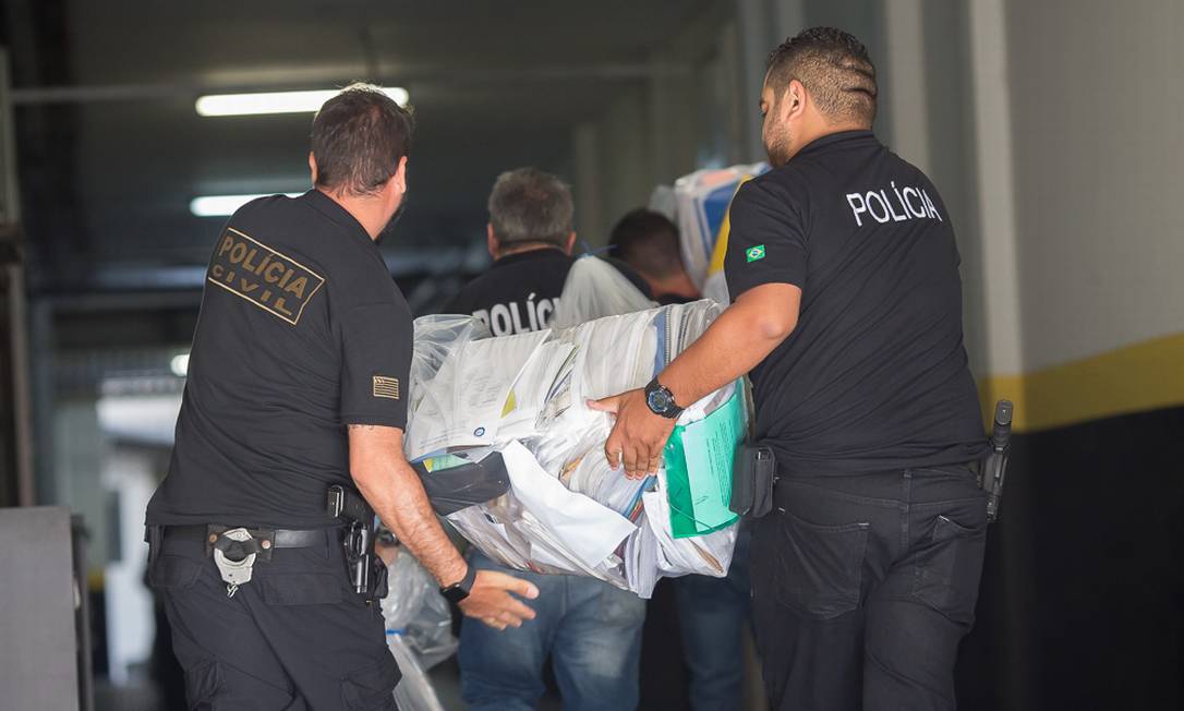 Policiais levam documentos e computadores apreendidos nas casas de engenheiros que atestaram segurança de barragem de Brumadinho Foto: Edilson Dantas / Agência O Globo