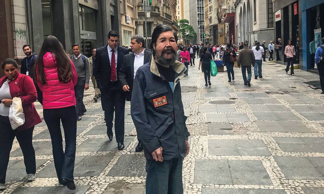 Ricardo Correa da Silva, no Centro de São Paulo: artista de rua ficou conhecido após reportagem viral de Chico Felitti Foto: Divulgação / Agência O GLOBO