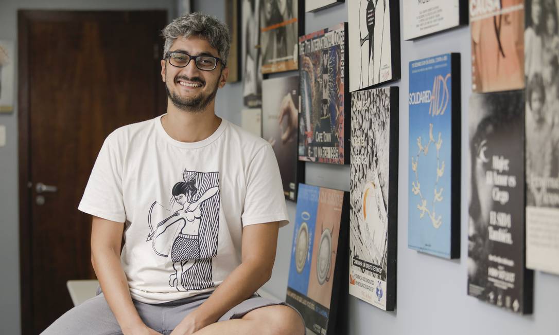 Salvador Corrêa, portador do vírus HIV, narrou sua vida como soropositivo em blog, depois transformado em livro e peça: para ele, falta de campanhas impulsionou maior número de casos Foto: Gabriel Monteiro / Agência O Globo