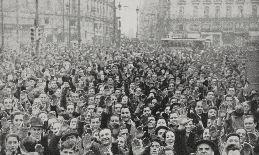 Multidão franquista comemora na Puerta del Sol, em Madrid. Em 1939 Foto: DE AGOSTINI PICTURE LIBRARY / DeA / Biblioteca Ambrosiana