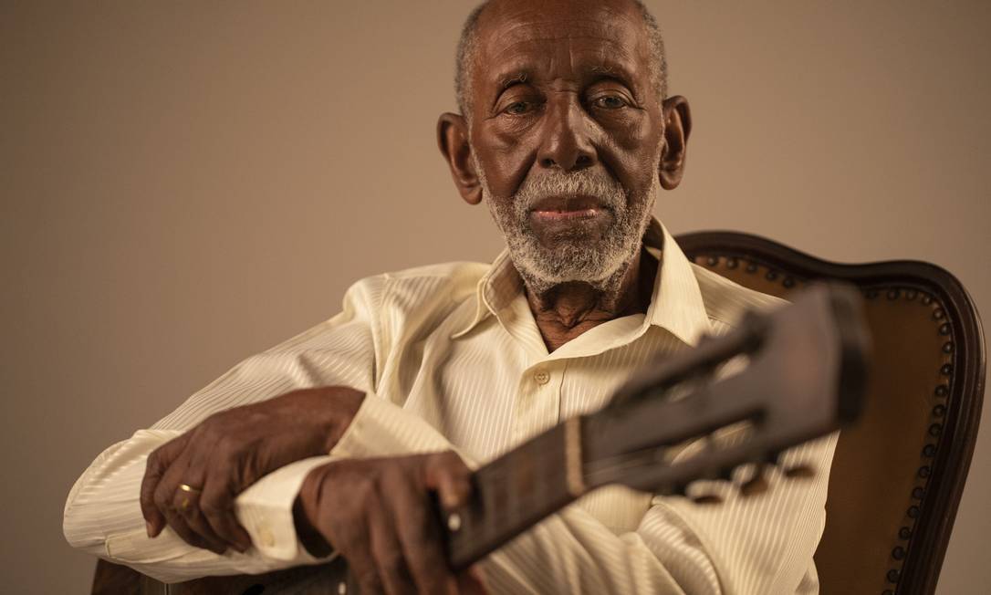 Nelson Sargento e o violão, que o acompanhou por mais de 50 anos Foto: Gabriel Monteiro / Agência O Globo