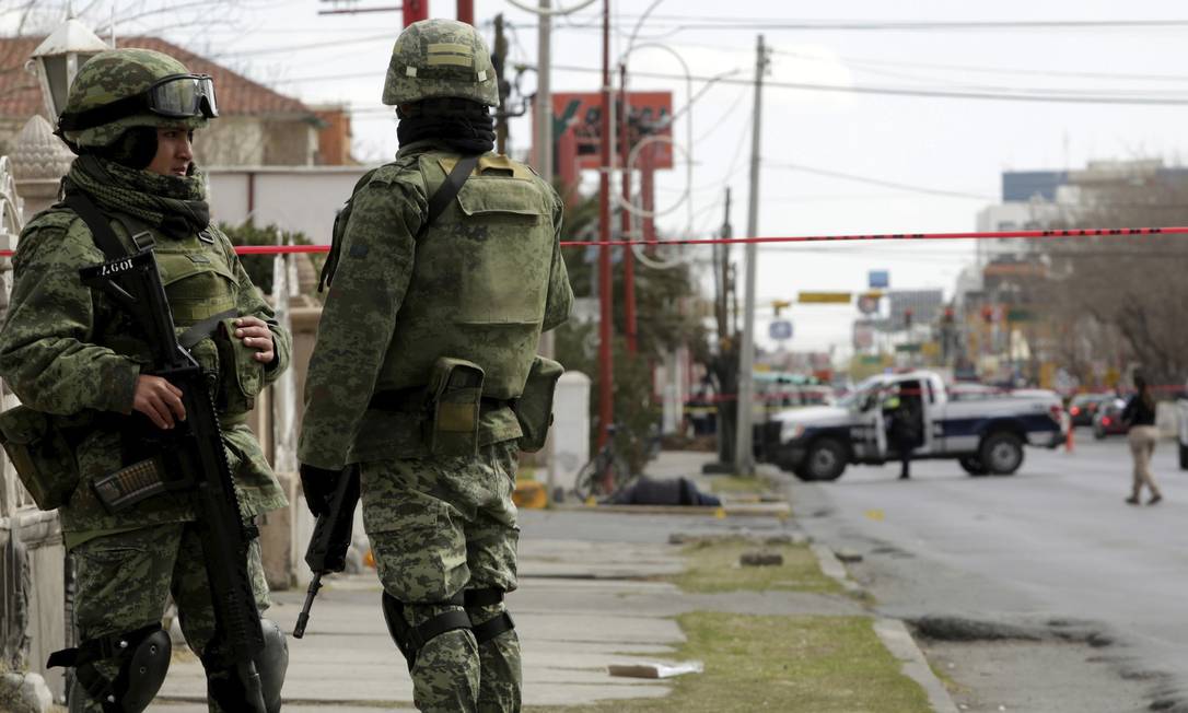 
Exército nas ruas. Soldados fazem a segurança na cena do crime após um homem ter sido morto a tiros por assaltantes em Ciudad Juárez em fevereiro
Foto: JOSE LUIS GONZALEZ / REUTERS