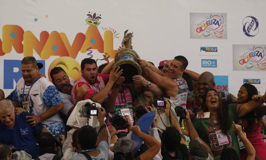 Mangueirenses erguem a taça do campeonato de 2019: verde e rosa vence o carnaval do Rio Foto: Domingos Peixoto / Agência O Globo