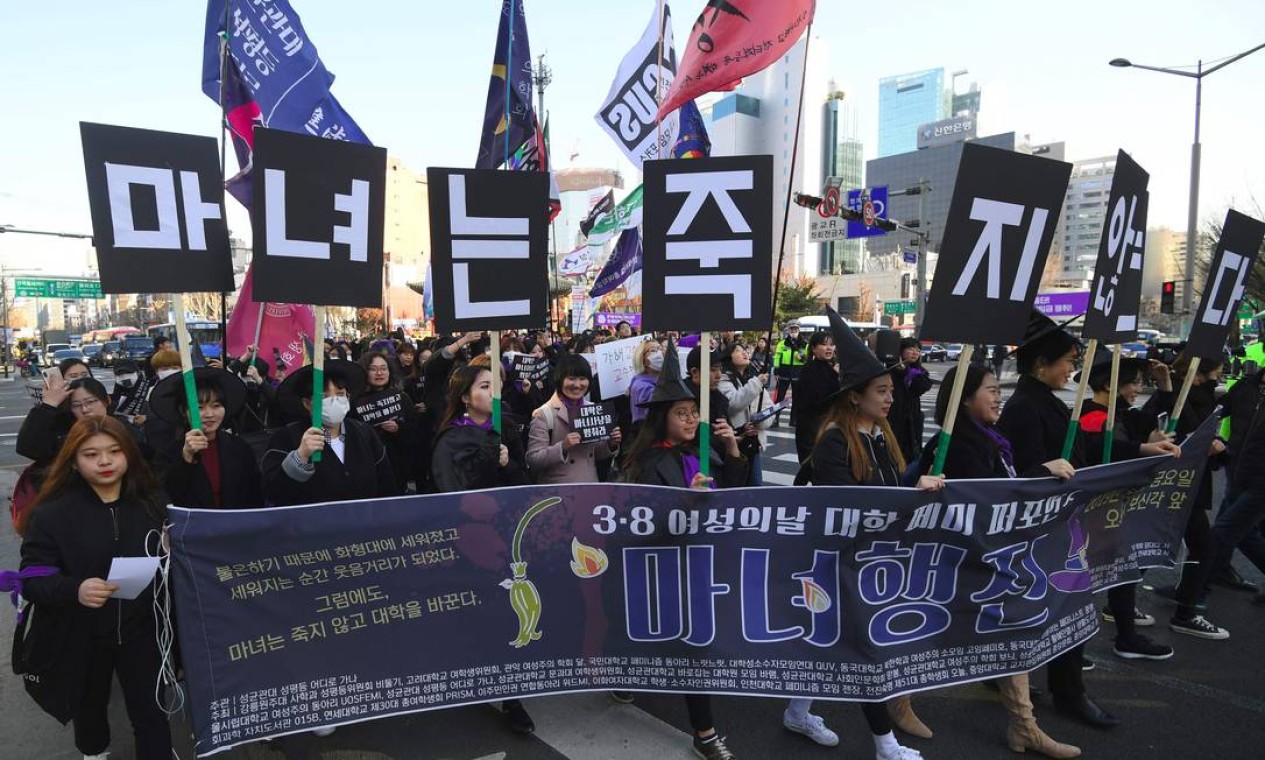 Sul-coreanas em manifestação pelos direitos das mulheres em Seul no dia 8 de março de 2019 Foto: JUNG YEON-JE / AFP