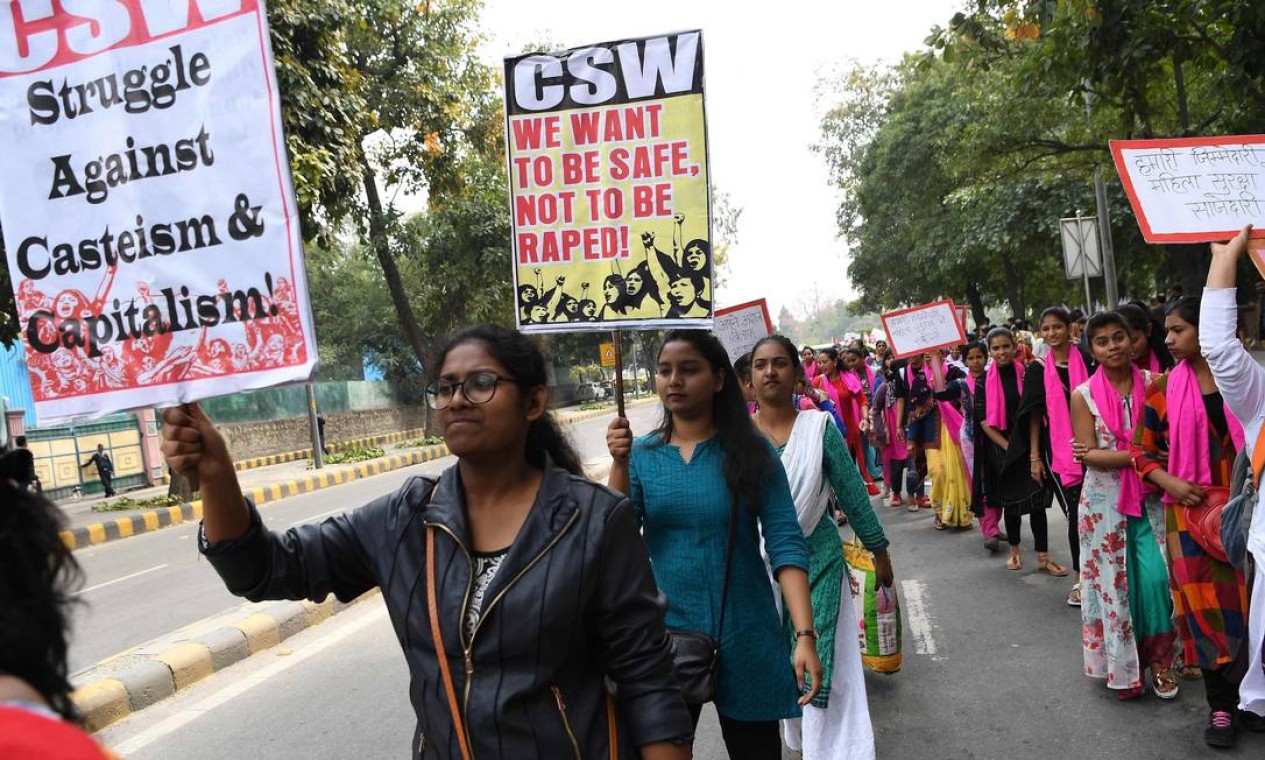 Mulheres em Nova Délhi, na Índia, protestam contra violência doméstica, abusos sexuais e discriminação do ambiente de trabalho Foto: PRAKASH SINGH / AFP