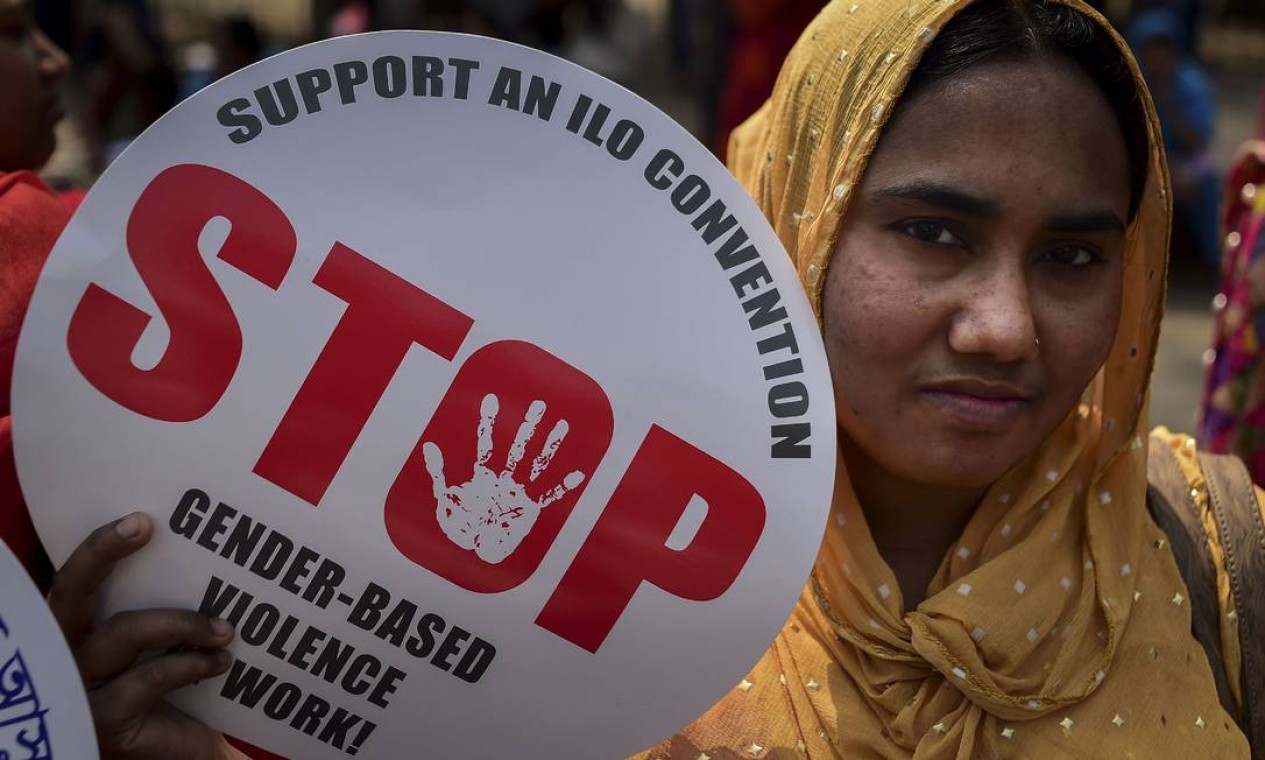 Manifestante segura cartaz pedindo o fim da violência doméstica em Bangladesh no Dia Internacional da Mulher 2019 Foto: MUNIR UZ ZAMAN / AFP