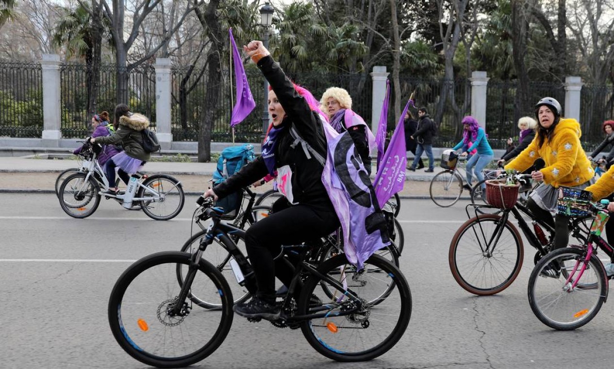 Mulheres protestaram pedalando pelas ruas de Madri, na Espanha, enquanto fazem greve no Dia Internacional da Mulher 2019 Foto: SERGIO PEREZ / REUTERS