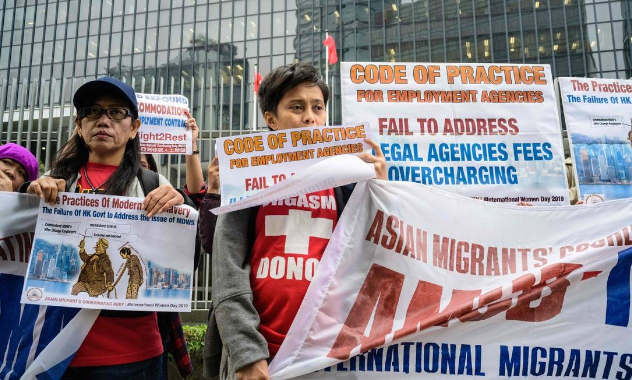 Imigrantes que trabalham como domésticas e ativistas pedem melhores condições de trabalho em Hong Kong, em 8 de março de 2019 Foto: ANTHONY WALLACE / AFP