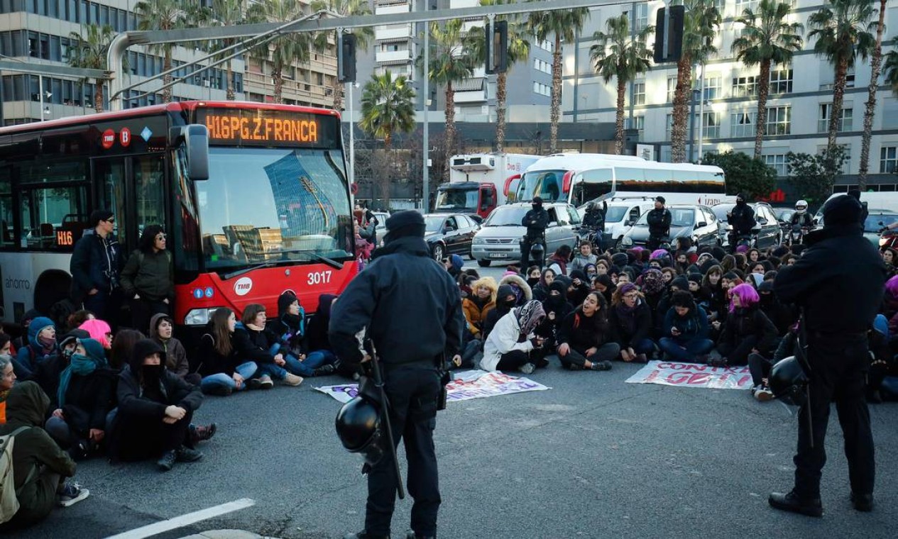 Mulheres bloqueiam a Gran Via, em Barcelona, na Espanha, em um protesto pelo Dia Internacional da Mulher 2019 Foto: PAU BARRENA / AFP