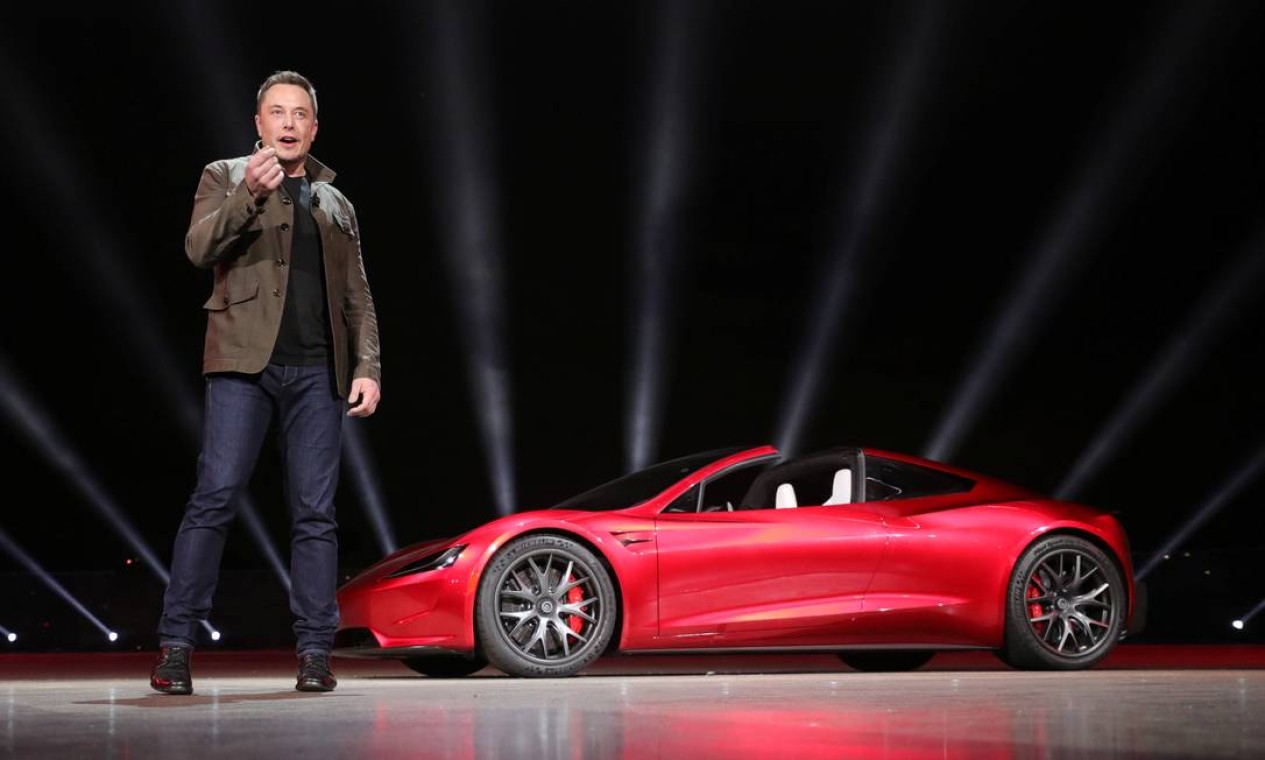 Elon Musk, apresentando o Roadster 2 em Hawthorne, Califórnia, em 2017 Foto: Reuters