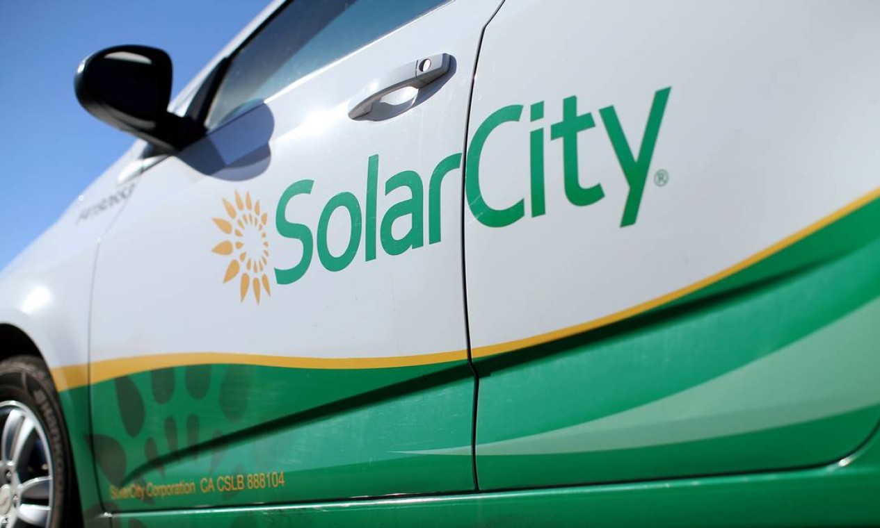 Carro da SolarCity. Empresa comercializa, fabrica e instala painéis solares residenciais e comerciais nos Estados Unidos Foto: Mike Blake / REUTERS