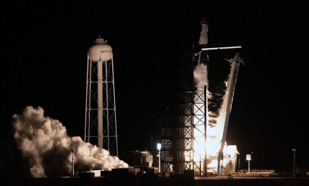Lançamento do foguete SpaceX Falcon 9, com a espaçonave Crew Dragon, em março de 2019, na Flórida Foto: JIM WATSON / AFP