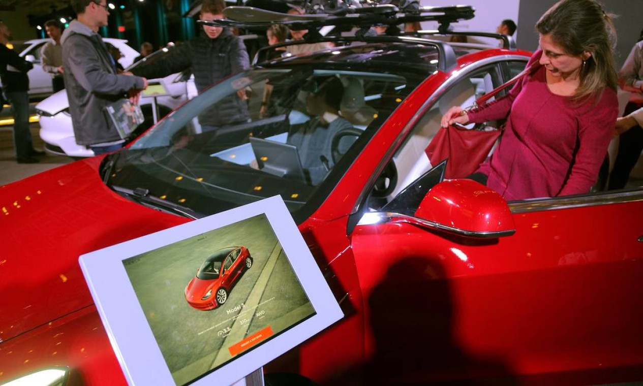 Lançamento da Tesla, o Model 3, exibido em salão de automóveis no Canadá Foto: Chris Helgren / REUTERS
