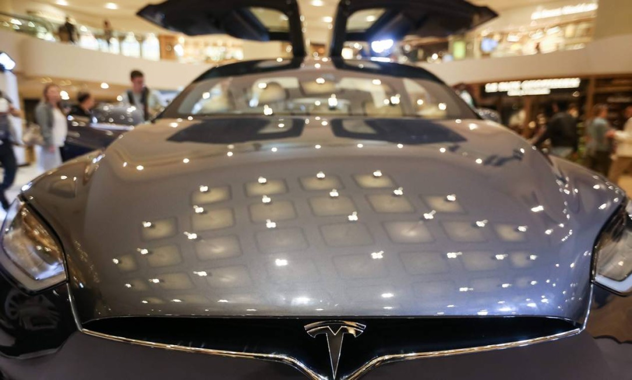Um Tesla Model X é exibido em um shopping center em Hong Kong. A fabricante de carros elétricos ganhou mais de US$ 520 milhões em empréstimos de bancos chineses para construir sua primeira fábrica de automóveis fora dos Estados Unidos, perto de Xangai, sendo a primeira montadora estrangeira a possuir uma fábrica na China Foto: VIVEK PRAKASH / AFP