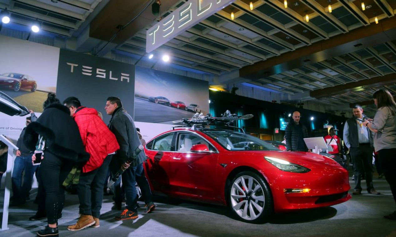 O Tesla Model 3 Foto: Chris Helgren / REUTERS