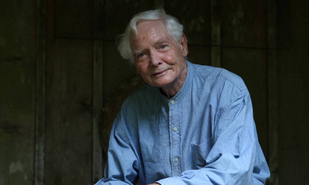 O poeta W.S. Merwin posa na sua casa de Maui em 2010 Foto: TOM SEWELL / NYT