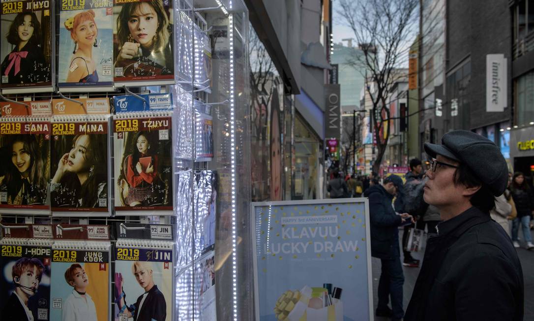 K-pop merchandise is displayed outside a store in the Myeongdong shopping district of Seoul on March 15, 2019. - Female K-pop stars and actors fearing stigmatisation have rushed to issue denials that they appear in sex videos secretly shot by male singers, illustrating women's worries about victim-blaming in the face of South Korea's enduring conservative social values. (Photo by Ed JONES / AFP) / TO GO WITH SKorea-gender-social-music, FOCUS by Claire LEE Foto: ED JONES / AFP