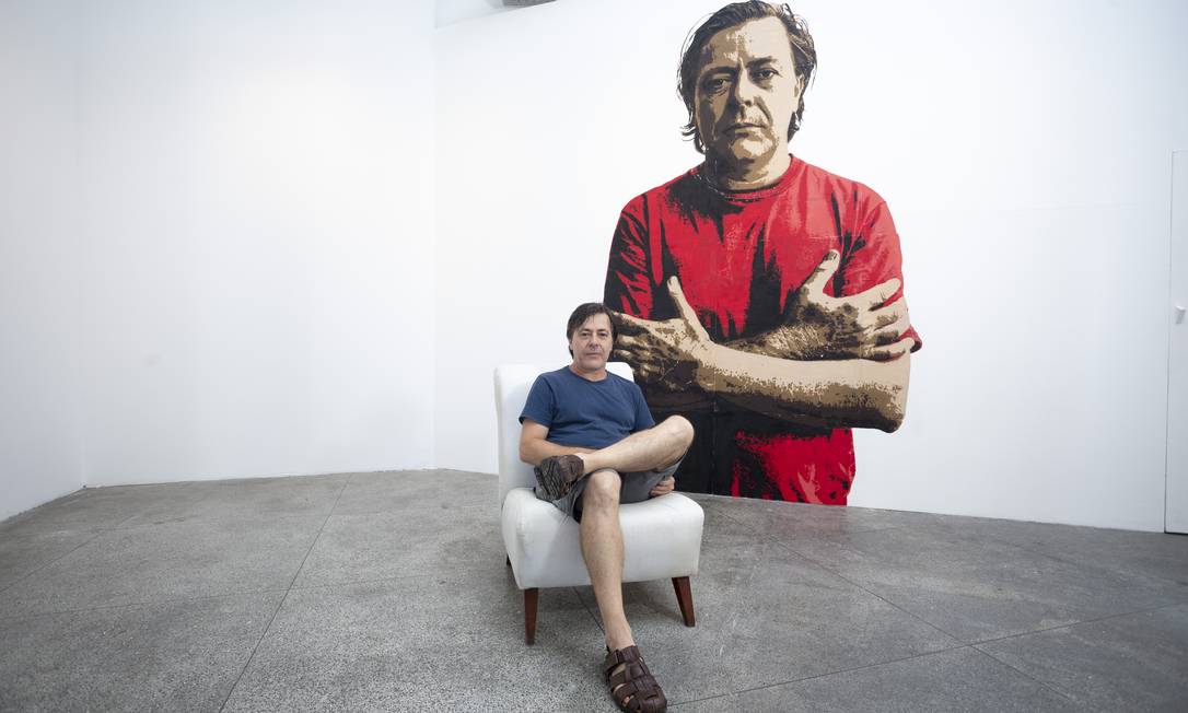 O artista visual Julio Castro irá inaugurar a galeria com sua obra Na foto: Julio Castro Foto: Bruno Kaiuca / Agência O Globo