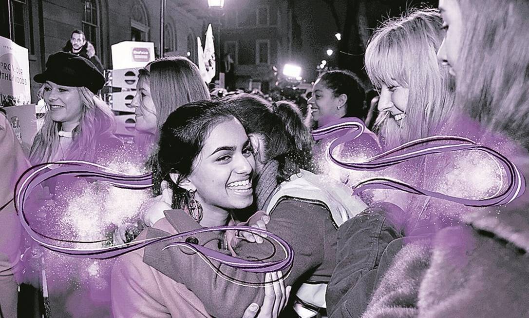 Protesto. Amika George durante um ato da campanha #freeperiod (menstruação livre), em Londres Foto: Arte de Lari Arante sobre foto de Dave Benett/Getty Images/20-12-17