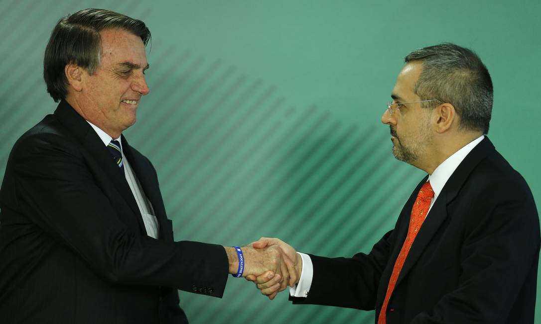 O presidente Jair Bolsonaro dá posse ao ministro de Educação, Abraham Bragança de Vasconcellos Weintraub Foto: Jorge William / Agência O Globo