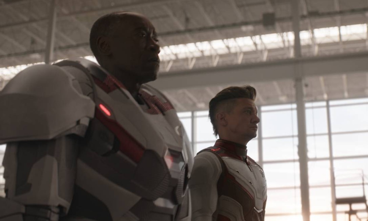 Marvel Studios' AVENGERS: ENDGAME..L to R: War Machine/James Rhodey (Don Cheadle) and Hawkeye/Clint Barton (Jeremy Renner)..Photo: Film Frame..©Marvel Studios 2019 Foto: null / Marvel Studios