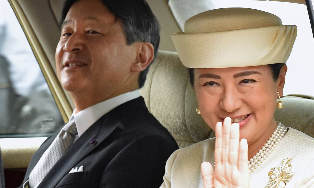 Imperador Naruhito e imperatriz Masako acenam para japoneses no seu primeiro dia ocupando o Trono do Crisântemo Foto: KAZUHIRO NOGI / AFP