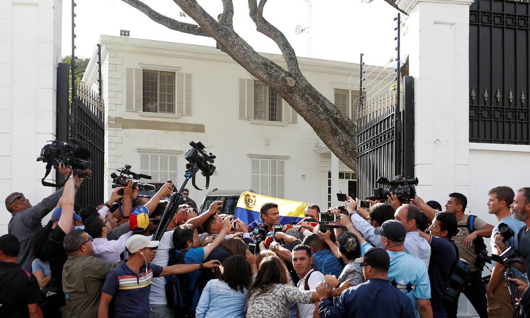 Leopoldo López fala a jornalistas na frente da embaixada da Espanha em Caracas, na Venezuela Foto: Carlos Garcia Rawlins / REUTERS