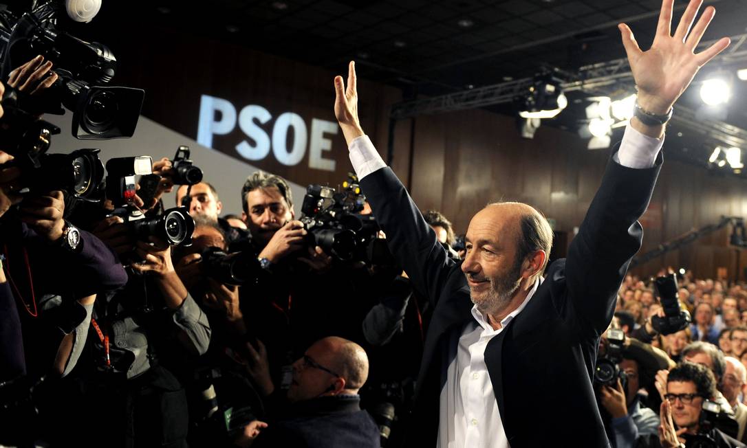 Alfredo Pérez Rublacaba celebra eleição para líder do PSOE, em Sevilla, em 2012 Foto: CRISTINA QUICLER 04-02-2012 / AFP