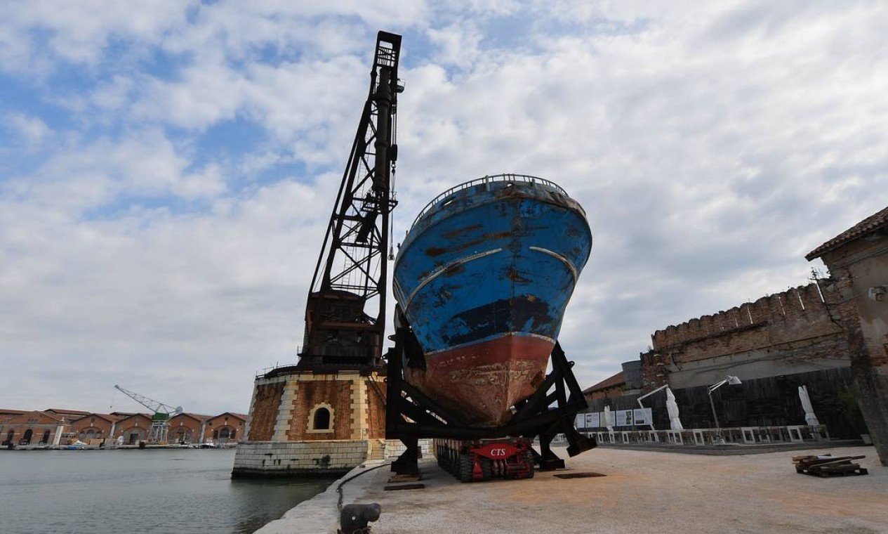 'Barca nostra', do suíço Cristoph Buchel, foi criado a partir dos destroços de um navio que naufragou no Mediterrâneo, matando 800 imigrantes Foto: TIZIANA FABI / AFP