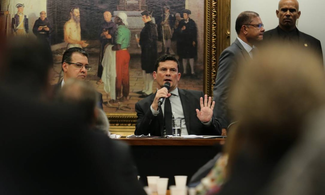 Moro discute com parlamentares pontos do pacote anticrime, que muda artigos do Código Penal e endurece leis de combate ao crime organizado Foto: Jorge William / Agência O Globo - 06/02/2019