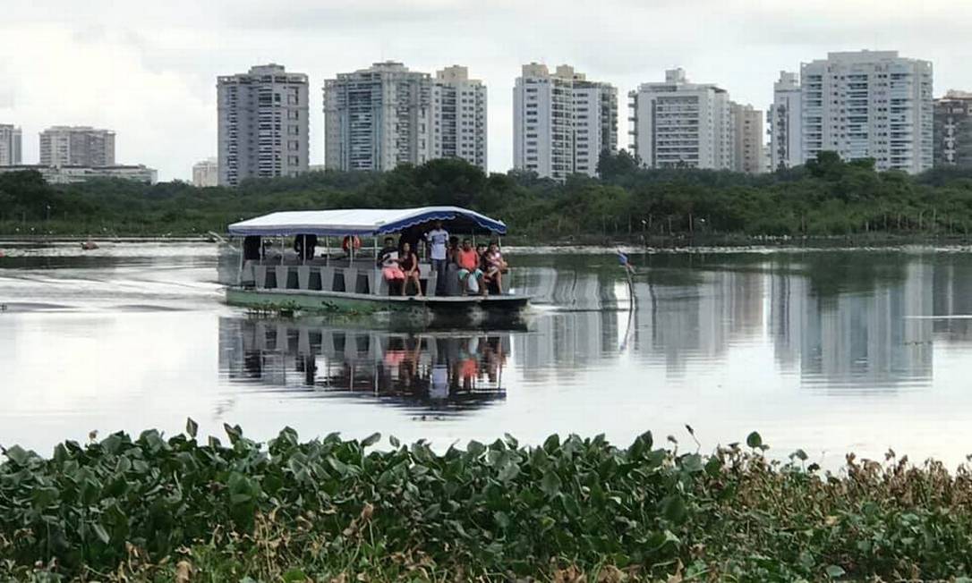 Moradores de Rio das Pedras usam embarcação para chegar até a estação do metrô do Jardim Oceânico. Na terça-feira, passageiros viveram momentos de pânico após superlotação Foto: Reprodução