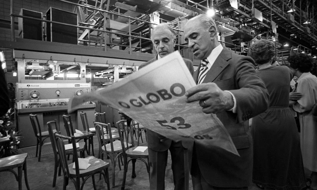 Roberto Marinho examina um exemplar do especial de 53 anos do GLOBO com o diretor-administratvo Luis Paulo Jacobina Vasconcelos Foto: Jorge Peter / Agência O GLOBO