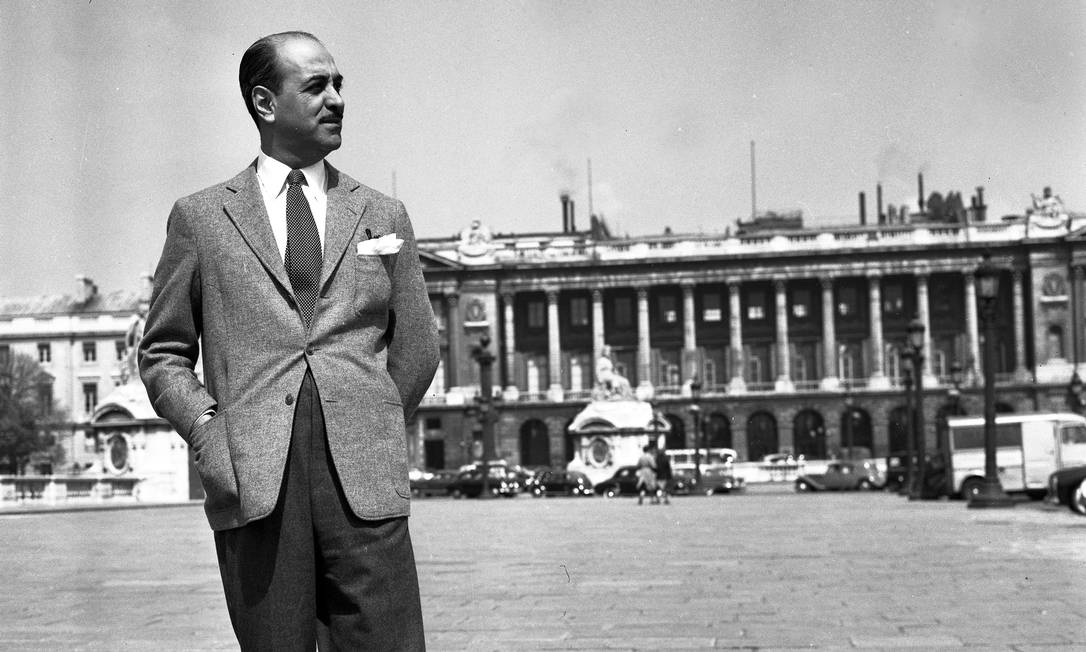 Roberto Marinho em frente ao Museu do Louvre, em abril de 1956 Foto: Arquivo O Globo