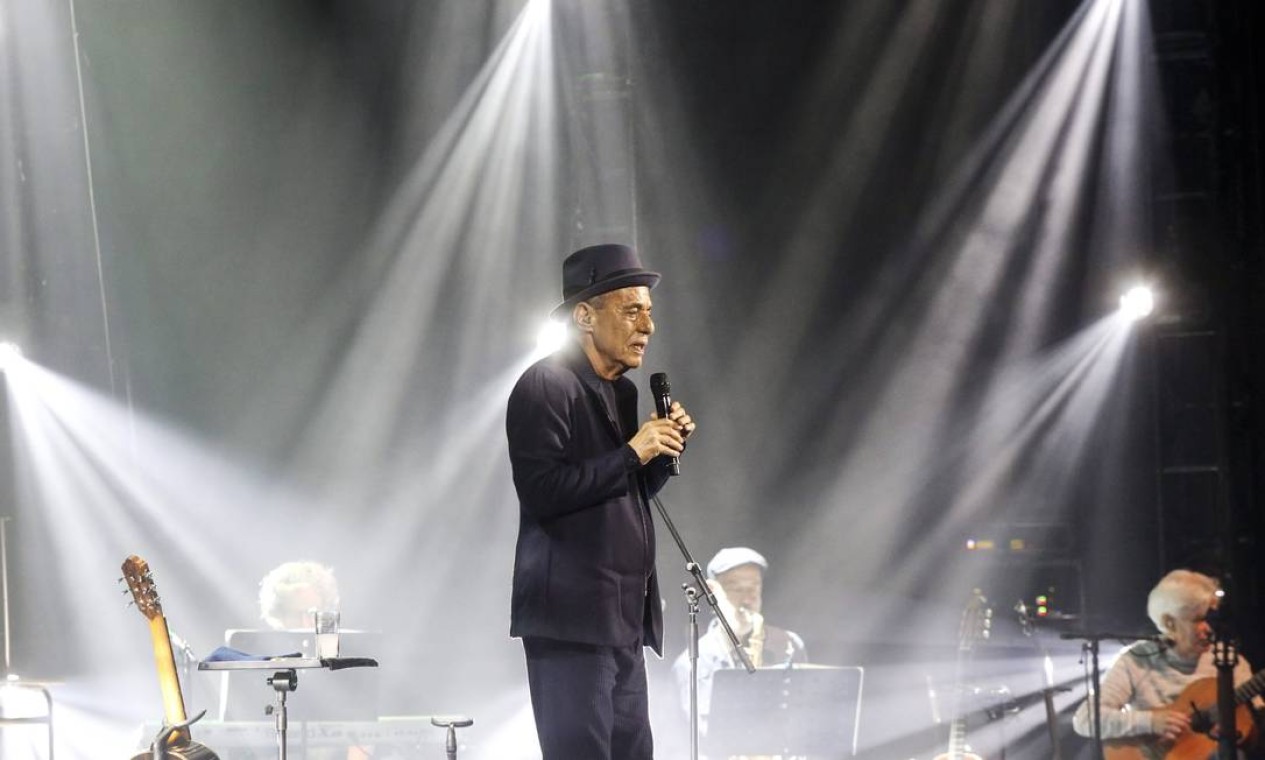 Chico Buarque na turnê nacional de "Caravanas", título homônimo de seu último álbum. Na foto, o compositor com o chapéu que pertenceu ao músico Wilson das Neves, em 2018 Foto: Marcos Ramos / Agência O Globo