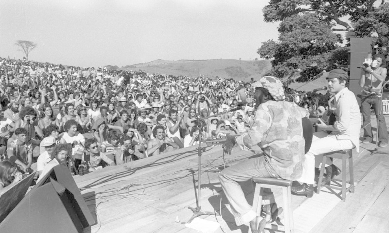 No palco, Milton Nascimento e Chico Buarque, em show realizado em Três Pontas (MG) em 1977 Foto: Paulo Moreira / Agência O Globo