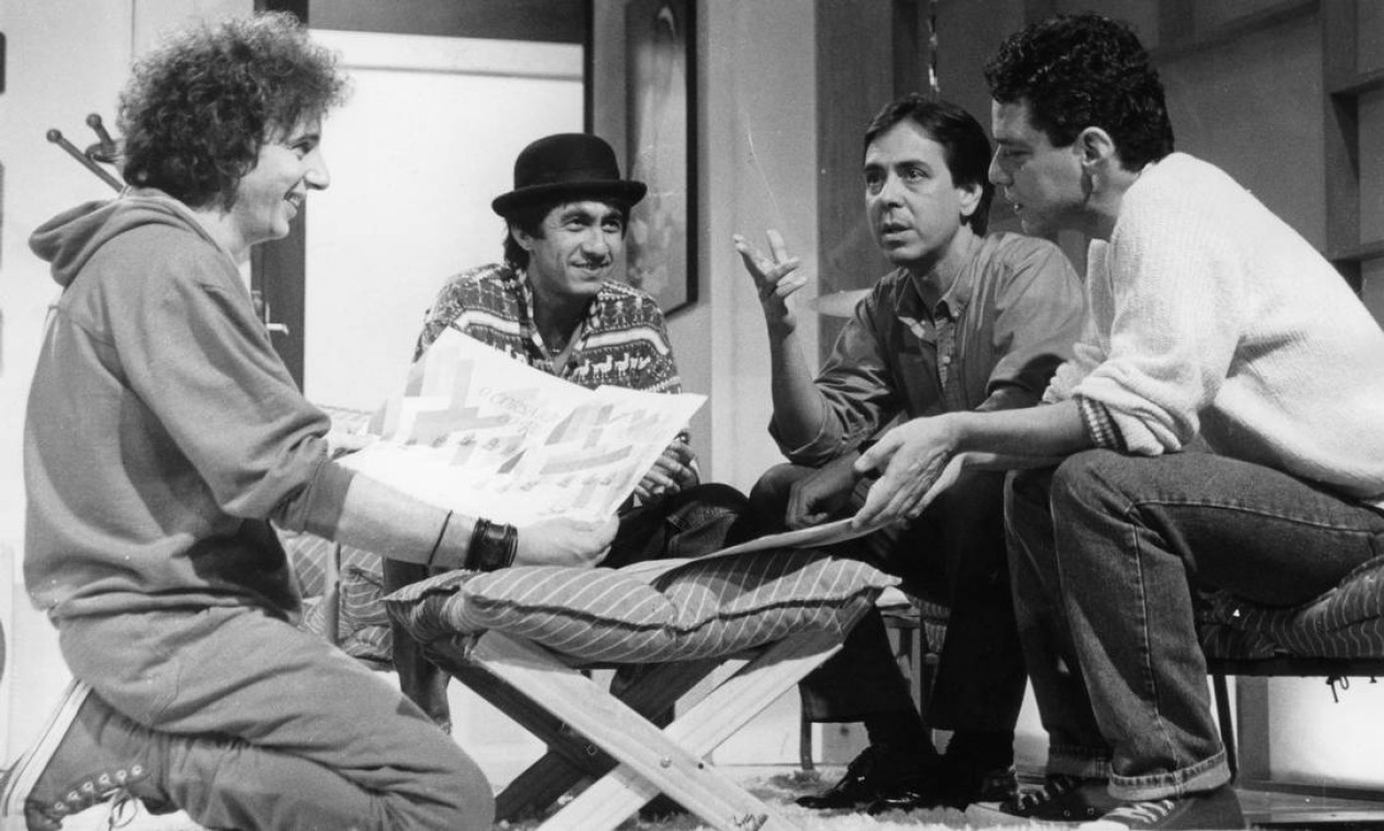 Marco Nanini, Raimundo Fagner, Edu Lobo e Chico Buarque no programa de TV "O corsário do rei" (1985) Foto: Rede Globo / Divulgação