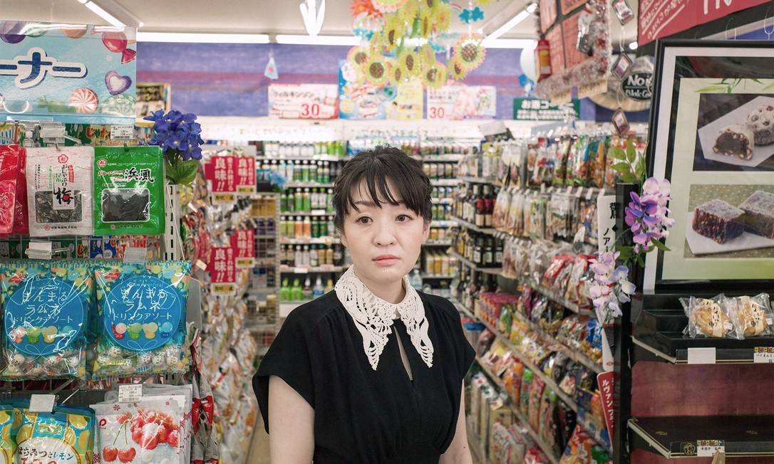 Antes do reconhecimento, Sayaka Murata trabalhou duas décadas em uma loja de conveniência; experiência inspirou seu romance "Querida konbini" Foto: Kentaro Takahashi / Divulgação