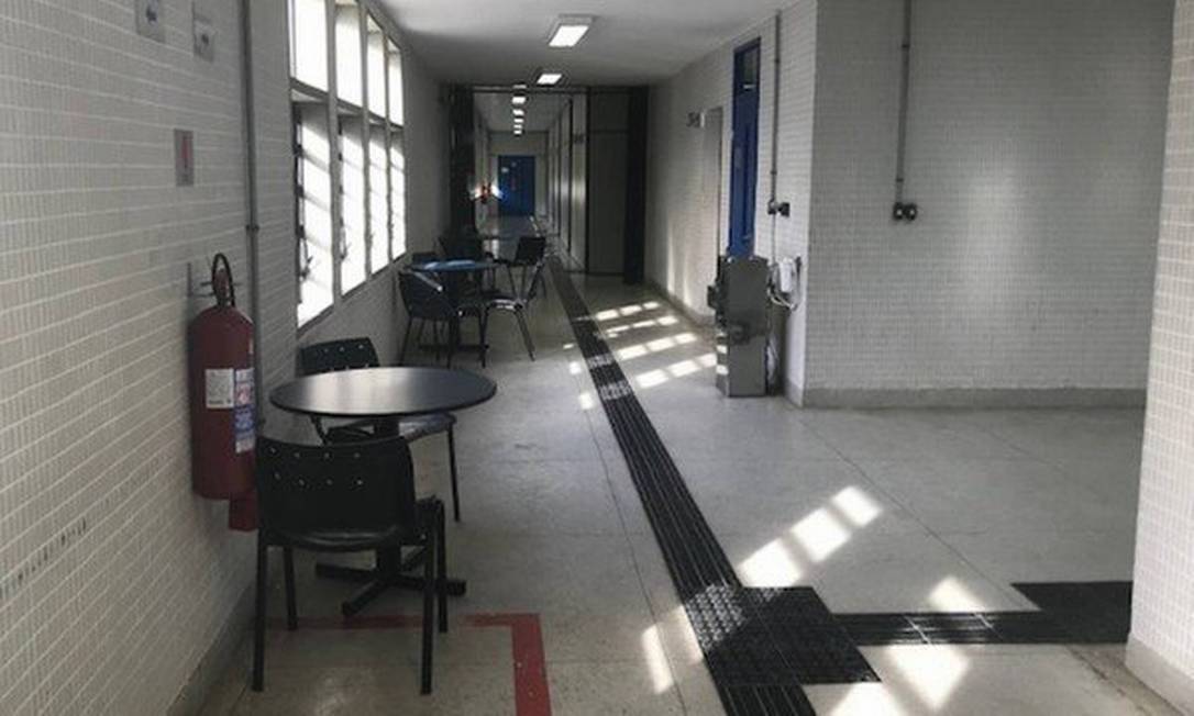 Corredor da Faculdade de Educação da UFF Foto: Agência O Globo