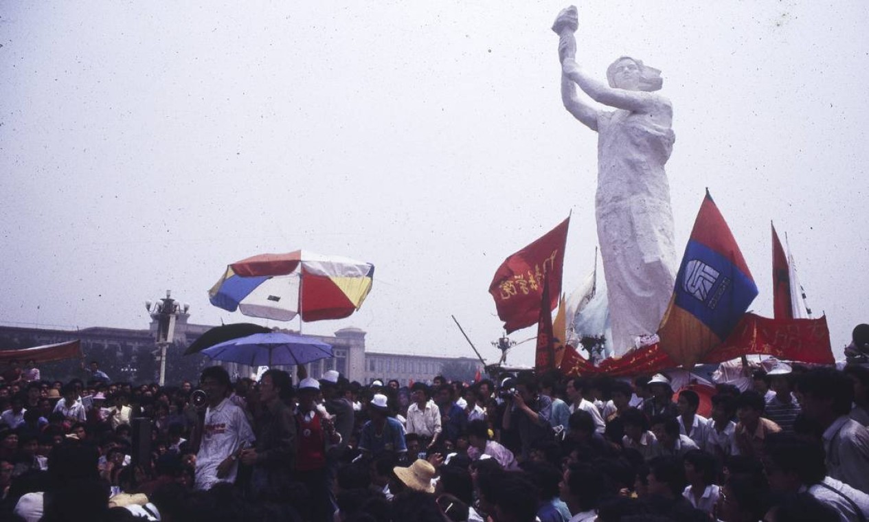 A "deusa da democracia", como foi chamada a estátua improvisada pelos estudantes durante os protestos na praça Foto: JIAN LIU / NYT