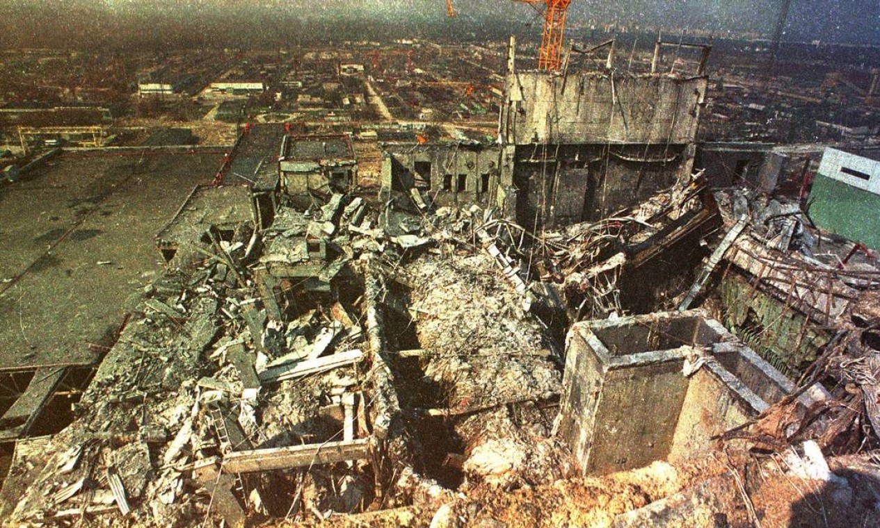 O telhado da usina após a explosao do quarto reator de Chernobyl, em imagem de 1986 Foto: Igor Kostin / REUTERS